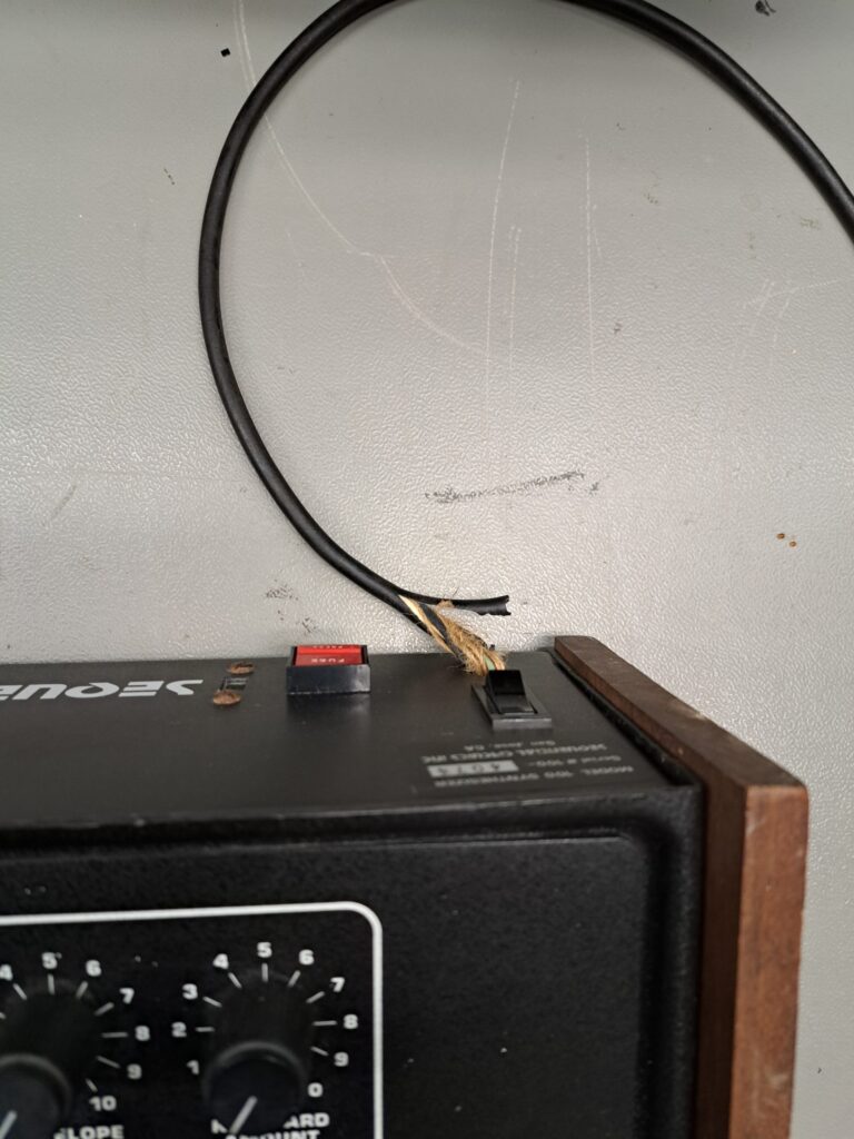 Oud en gebroken voedings-snoer