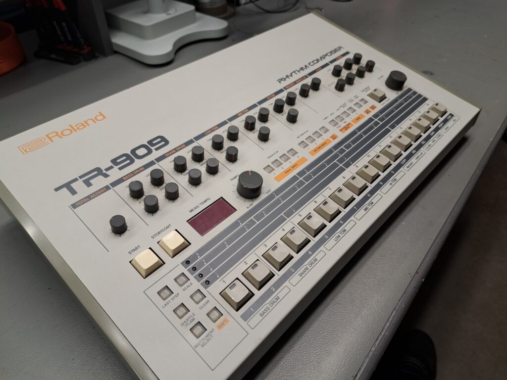 Roland TR909 met krakende pots