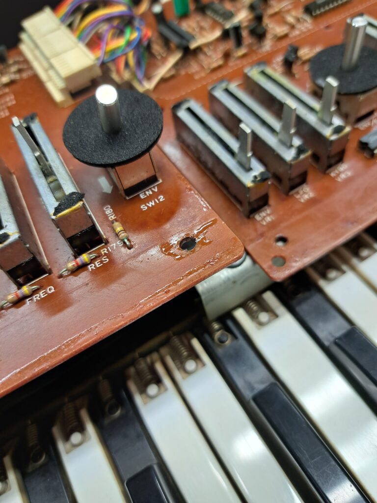 WD-40 op printplaat Roland Juno 106