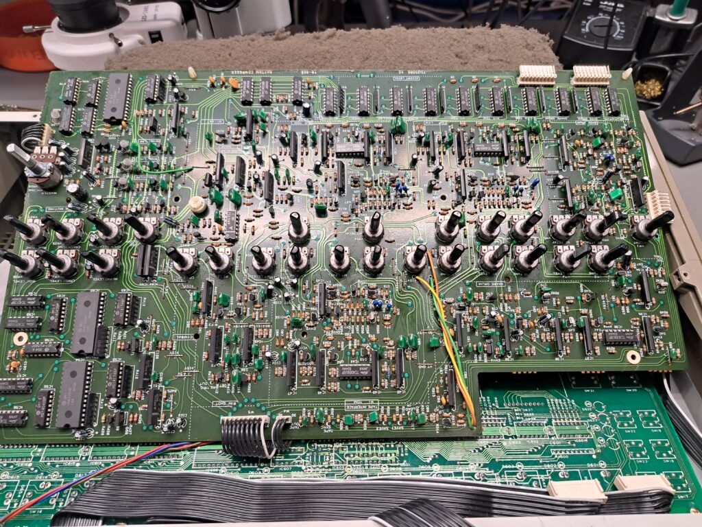 Roland TR909 onderhoud aan level pots