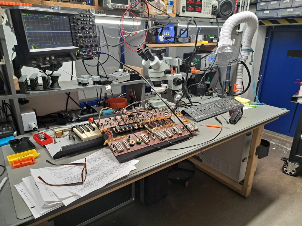 Roland SH09 in onderhoud