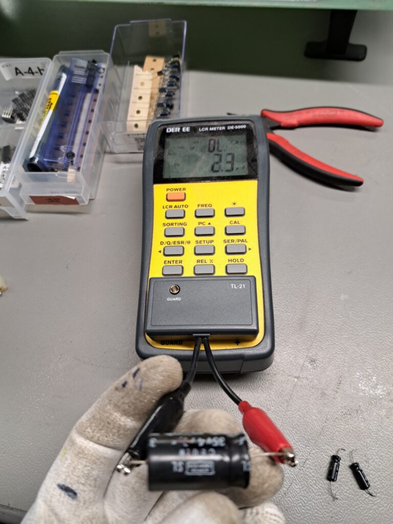 LCR-meter (DER EE DE-5000) met een defecte condensator: de display toont 2.3nF — een veel te lage waarde, de condensator is intern leeggelopen