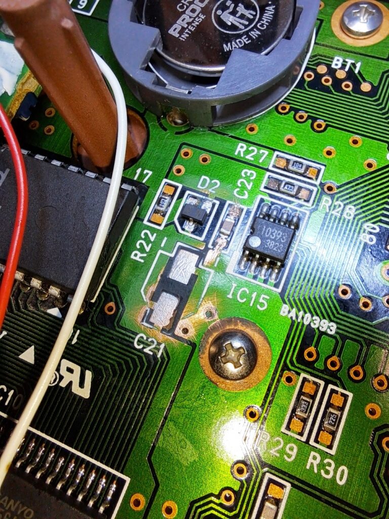 Synthesizer-printplaat na reparatie: condensator C21 vervangen, corrosie verwijderd, koperbanen gereinigd