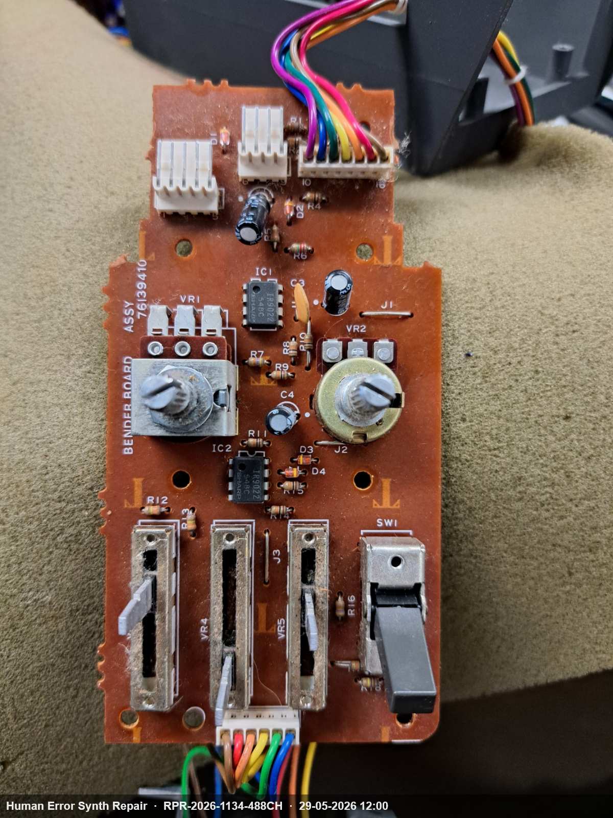 Losgenomen bender board van de Roland Juno-106 met drie sliders, twee IC's en een schakelaar zichtbaar.