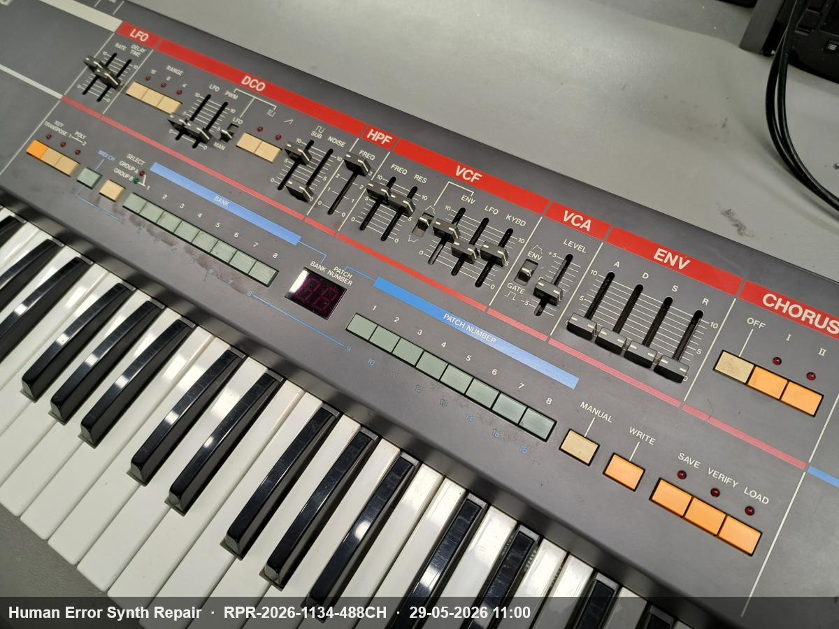 Bovenaanzicht van het Roland Juno-106 frontpaneel met DCO-, VCF-, VCA-, ENV- en chorus-secties zichtbaar.