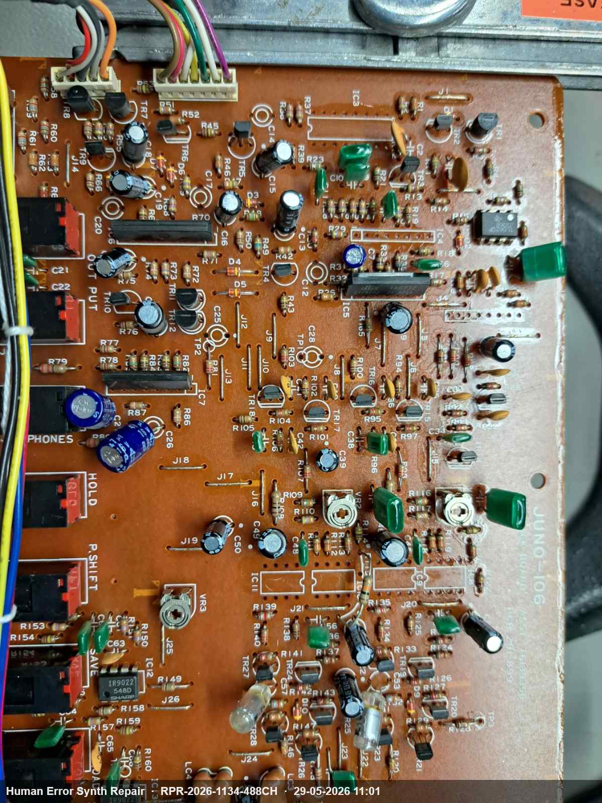 Bruine achterzijde van het Juno-106 Jack board met duidelijk zichtbare componenten van de chorus- en outputsectie.