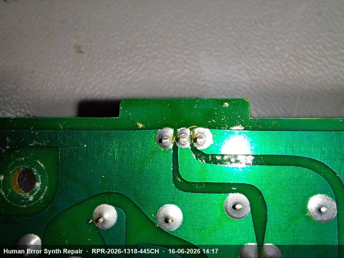 Detail van PCB-rand met drie vermoeidde, lichtgrijze soldeerverbindingen rondom een componentvoet, indicatief voor thermische slijtage.