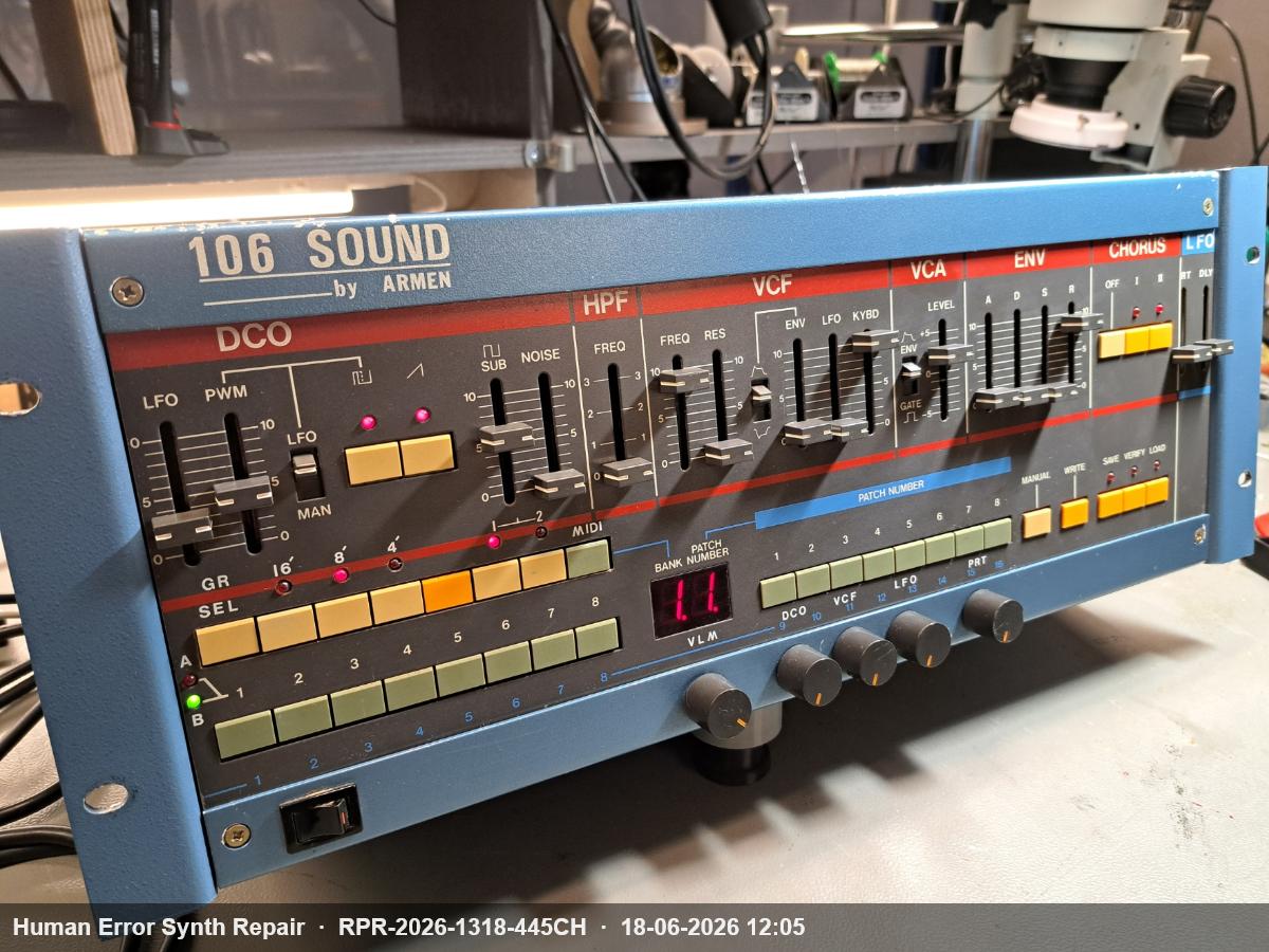 Volledig functioneel frontpaneel van de gerackede Juno-106 met verlichte rode LED's en actief 7-segment display in de werkplaats.