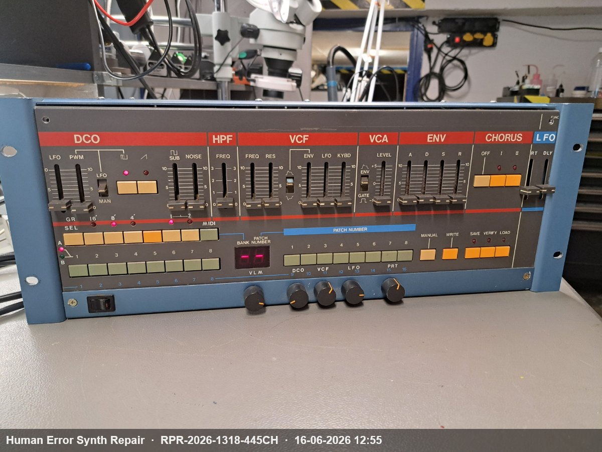Volledig frontpaneel van de gerackede Juno-106 met DCO, HPF, VCF, VCA, ENV, CHORUS en LFO-secties zichtbaar in de werkplaats.