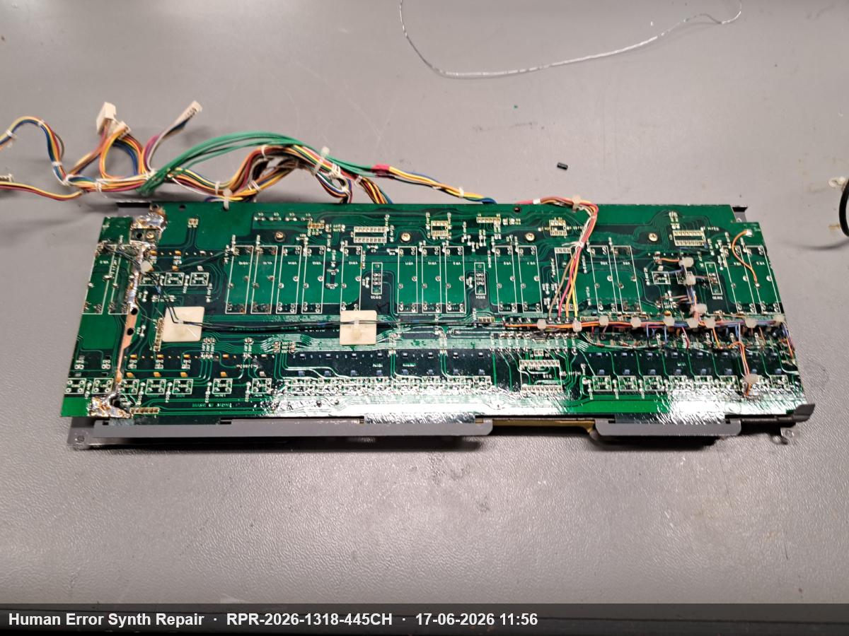Bovenaanzicht van het volledige module board met zes nieuwe AR80017-IC-posities en kleurrijke bedrading, losliggend op de werktafel.