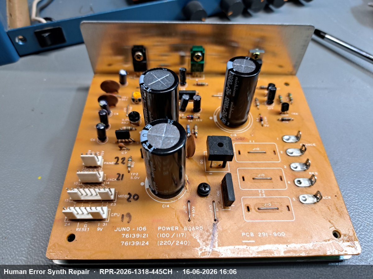 Gereviseerde Juno-106 voedingsplaat met drie nieuwe Nichicon grote elektrolytische condensatoren en nieuwe kleine condensatoren geplaatst.