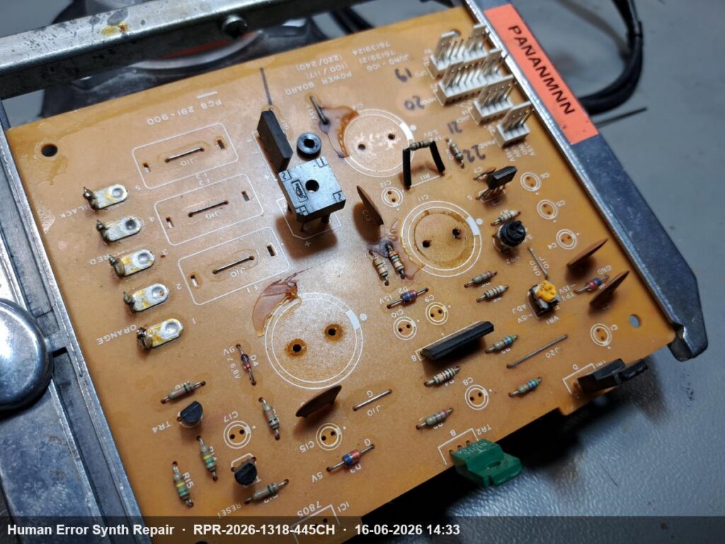 Bruine voedingsplaat PCB 291-900 met zichtbare vloeistofschade en lege condensatorplaatsen.