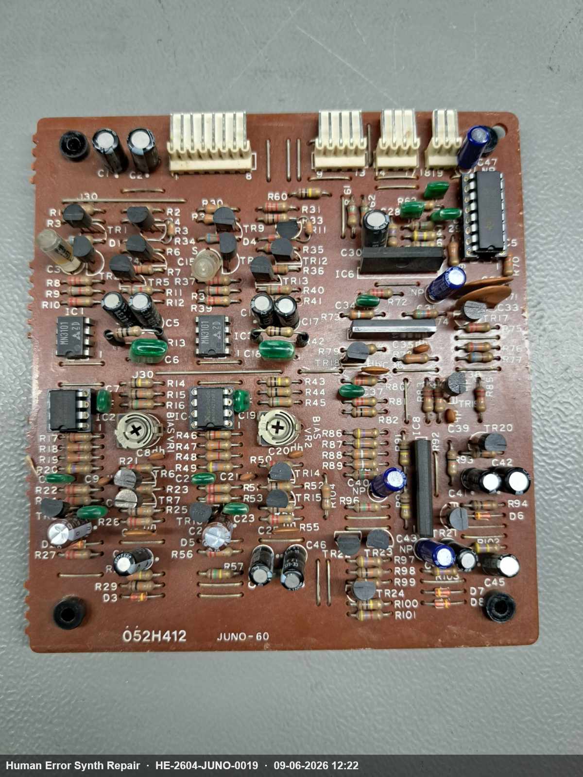 Chorus-printplaat 052H412 na vervanging van componenten, met nieuwe condensatoren en vervangende IC's zichtbaar.