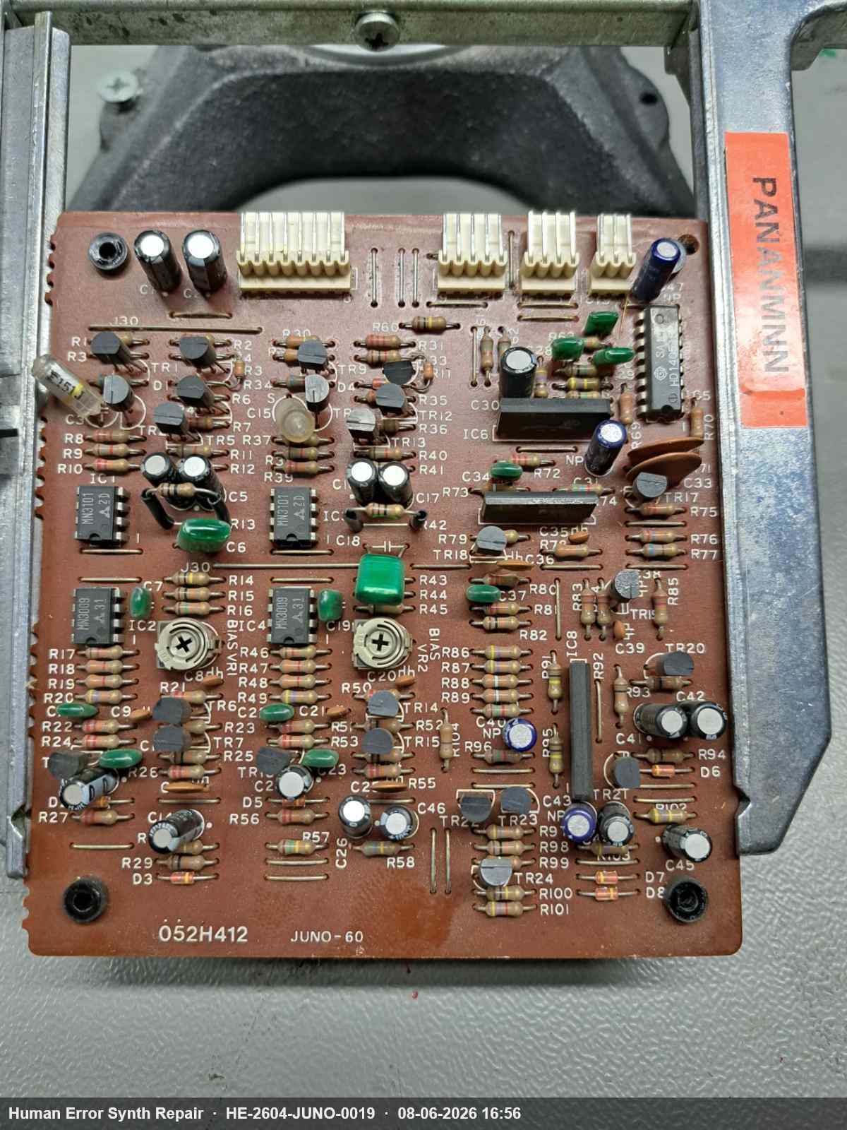Chorus-printplaat 052H412 van de Roland Juno-60 met originele componenten, waaronder de twee MN3009 IC's zichtbaar in hun sockets.
