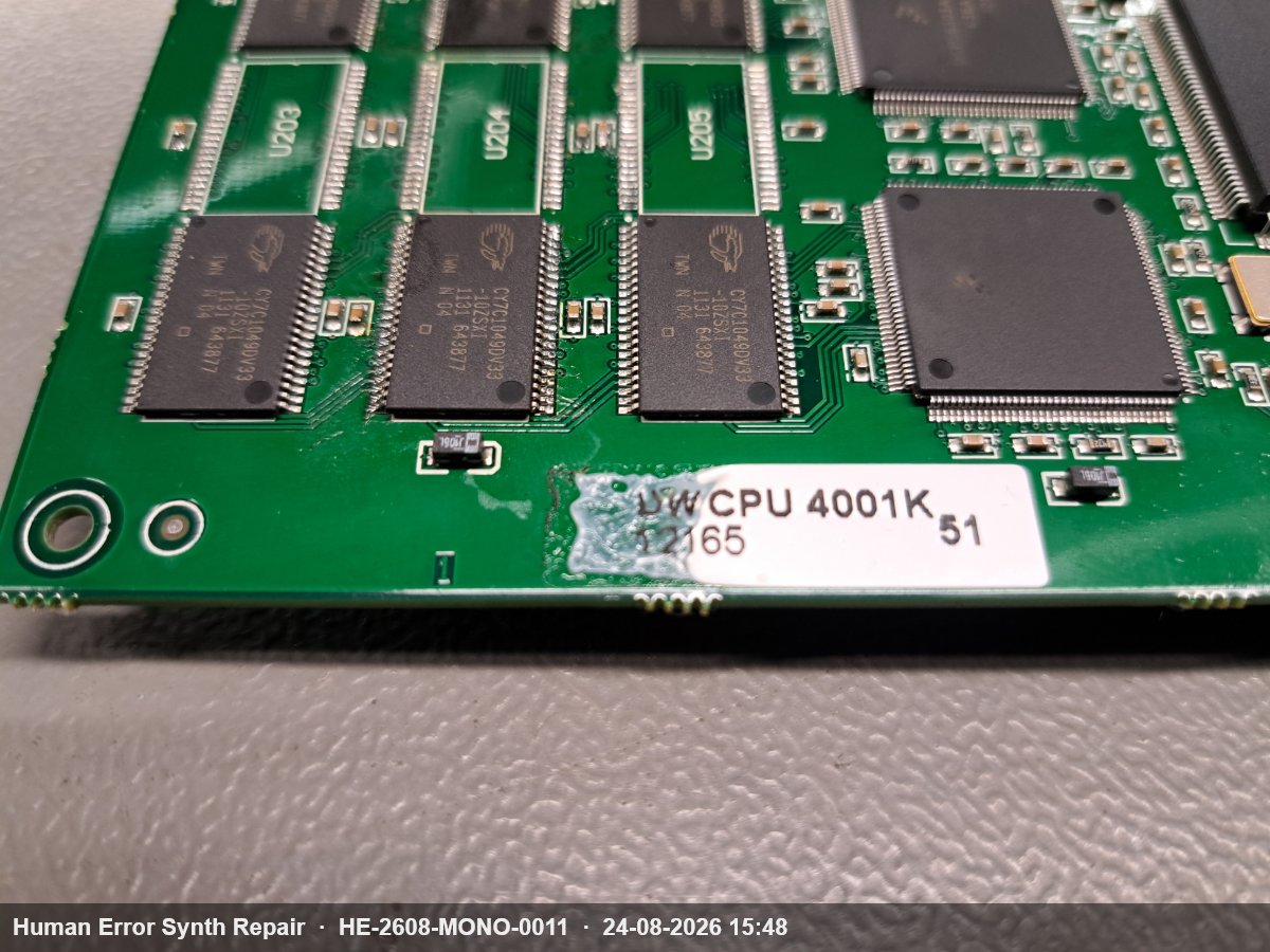 Groene CPU-printplaat met drie Cypress CY7C1049DV33 SRAM-chips en boardlabel UW CPU 4001K.